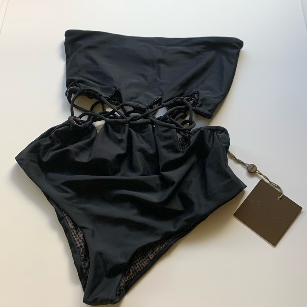 ACACIA ONE PIECE
